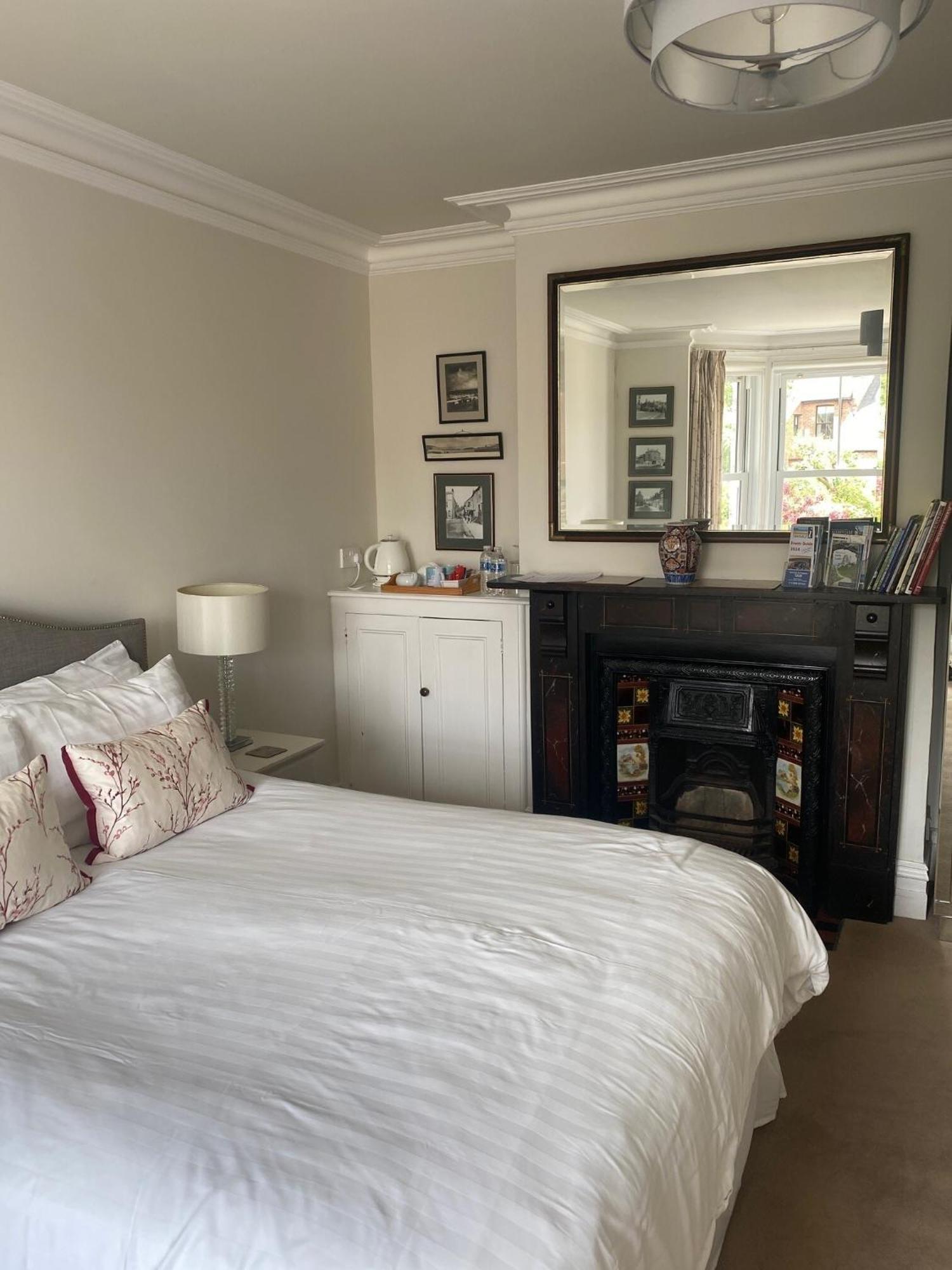 Gretenham B&B Суонидж Стая снимка